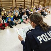 mundurowi czytaja i o bezpieczenstwie opowiadaja 6